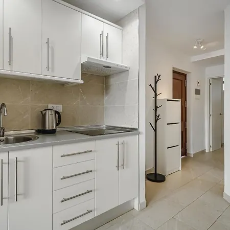 Main Floor Heated Pool Aircon Wifi Apartment