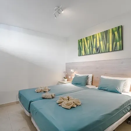 Main Floor Heated Pool Aircon Wifi Apartment *