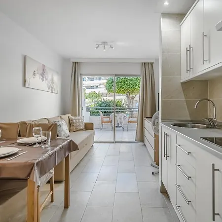 Main Floor Heated Pool Aircon Wifi Apartment *